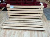 un banc en bois posé à même le sol dans un magasin