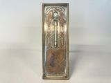 une vieille horloge en argent et en or sur laquelle figure une image de Jésus
