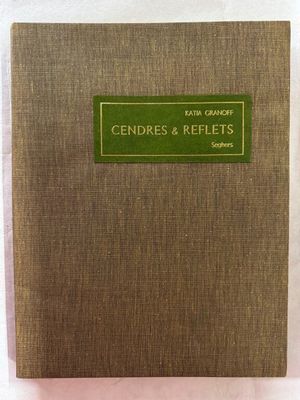 un gros plan sur un livre sur lequel est collée une étiquette verte