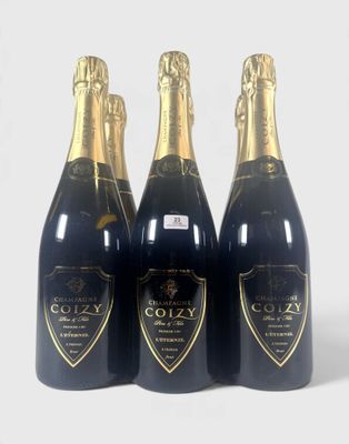 trois bouteilles de champagne sont alignées sur une surface blanche