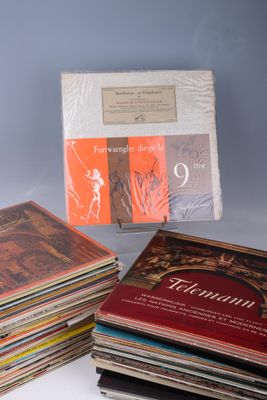 plusieurs livres empilés sur une table