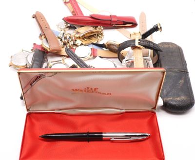 un étui rouge contenant un stylo et d'autres objets
