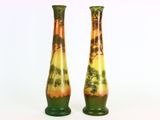 une paire de vases verts et jaunes ornés d'arbres sur fond blanc