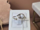 une boîte blanche contenant une bague en argent