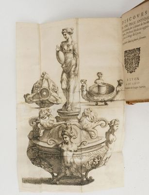 un vieux livre sur lequel est dessiné le dessin d'une statue