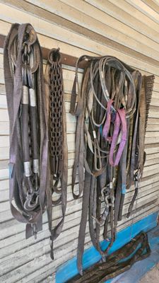 tout un tas de cordes de toutes sortes accrochées au mur