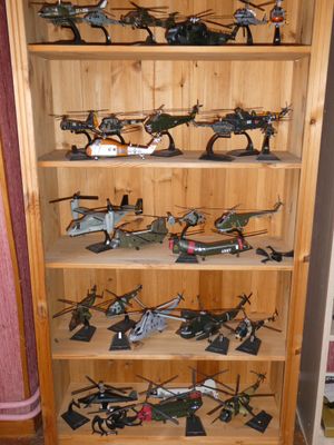 une étagère en bois sur laquelle sont posés tout un tas de jouets