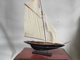 une maquette de voilier posée sur une petite table