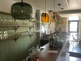 un bar avec plein de bouteilles sur le comptoir