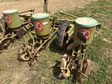 trois vieux outils agricoles qui traînent dans l'herbe