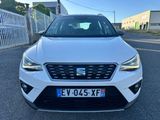 l'avant d'une voiture blanche garée sur le bord de la route