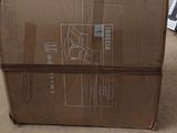 a box that is sitting on the floor in the room