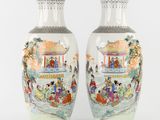 paire de vases chinois ornés de scènes asiatiques sur fond blanc