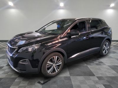 le 4x4 noir est garé sur un carrelage à carreaux
