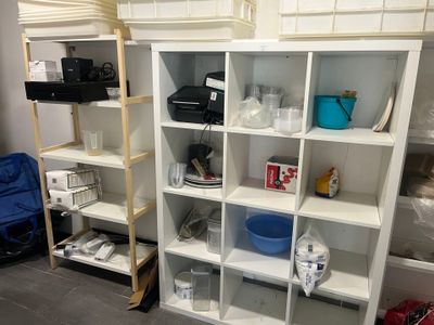 une chambre avec un lit superposé et une étagère sur laquelle se trouvent divers objets