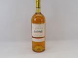 une bouteille de vin posée sur une table blanche