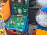 beaucoup de jouets exposés à l'extérieur d'un magasin