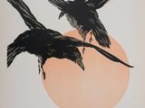 deux oiseaux perchés sur une branche face au soleil