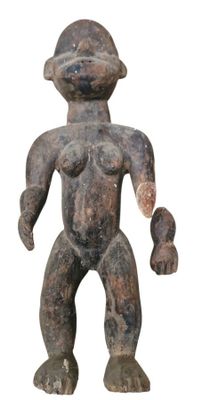 l'image d'une statue d'un homme avec un chapeau sur la tête