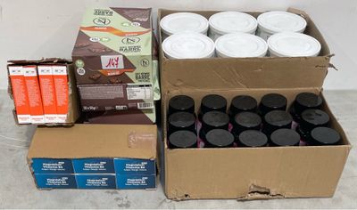 de nombreuses boîtes de différents types de café sur le comptoir