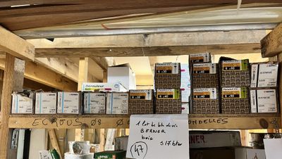 de nombreux paquets de cigarettes sur une étagère dans un magasin