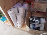 de nombreux rouleaux de papier toilette dans une boîte posée par terre