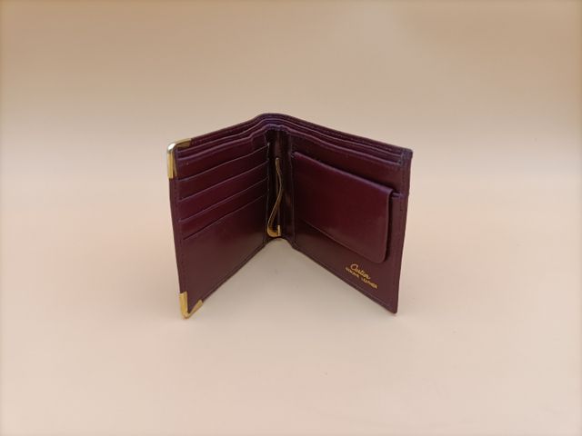 CARTIER - Petit portefeuille en cuir rouge. Trace d ’oxydation au