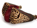paire de sacs à main à imprimé léopard sur fond blanc, avec une fermeture éclair rouge