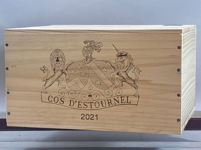 une boîte en bois sur laquelle est représenté un blason