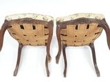 paire de chaises anciennes avec des assises rembourrées et des pieds en bois