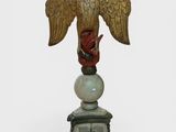statue d'un aigle posée sur une boule de marbre, elle-même posée sur un socle