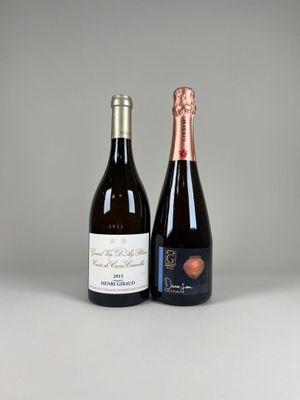 deux bouteilles de vin posées l'une à côté de l'autre sur une table