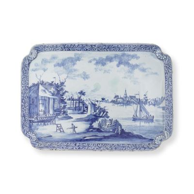 une photo d'un plat bleu et blanc sur lequel est représentée une ville