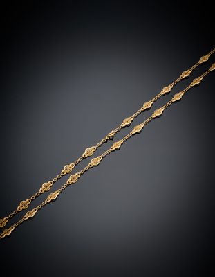 une paire de bracelets à chaîne dorée sur fond noir