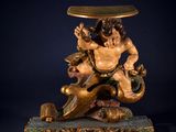 l'image d'une statue d'un homme avec un chapeau sur la tête