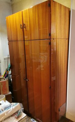 un grand meuble en bois dans le coin d'une pièce