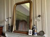 une cheminée surmontée d'un miroir dans un salon