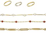 plusieurs types de bracelets et de bagues sur fond blanc