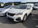 une voiture blanche garée dans un parking à côté d'autres voitures