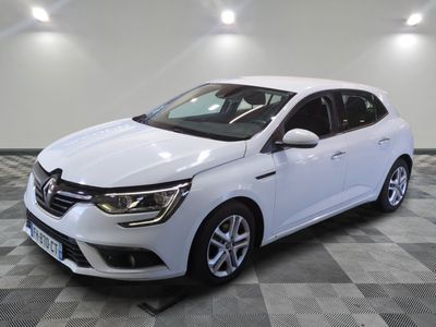 une voiture blanche est garée sur le sol à carreaux d'un garage