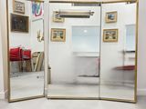 un grand miroir dans le coin d'une pièce