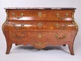une commode avec un plateau en marbre sur fond blanc