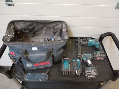 une remorque noire chargée d'outils dans un garage