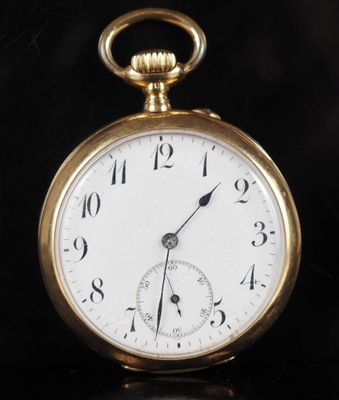 gros plan d'une montre de poche en or sur fond noir