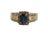 gros plan d'une bague avec une pierre bleue entourée de diamants