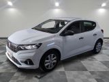 la voiture blanche est garée sur un carrelage à carreaux