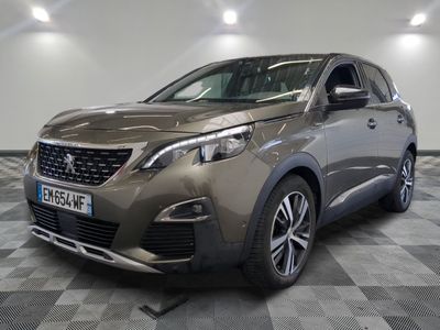la voiture grise est garée sur un sol en damier dans le garage