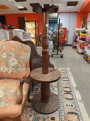 deux chaises et une table dans une pièce avec un tapis