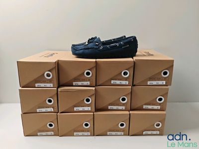 une pile de cartons sur laquelle est posée une paire de chaussures