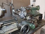 a machine that is sitting on a table in a room
